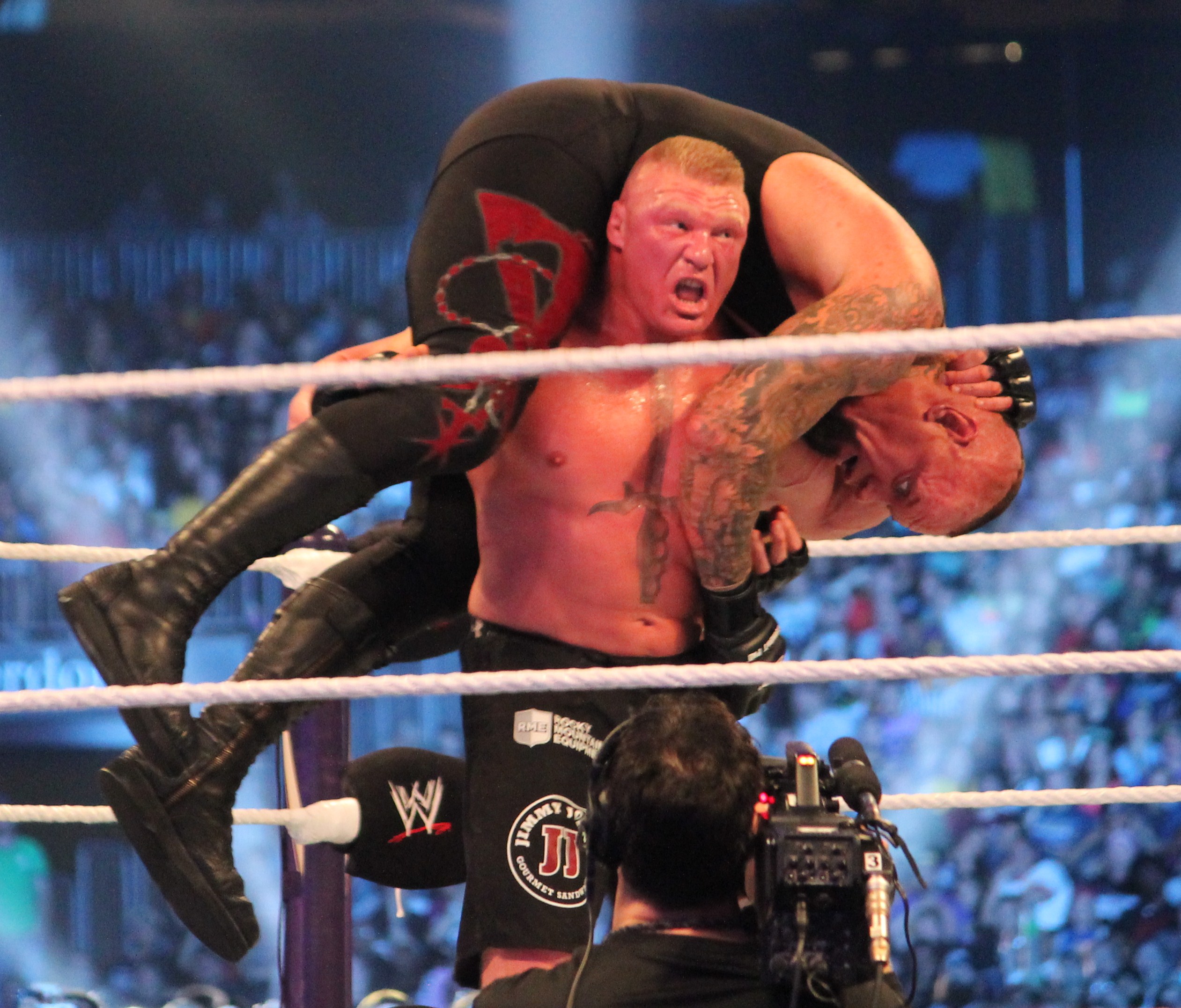 Lesnar menyediakan F-5 menentang The Undertaker.