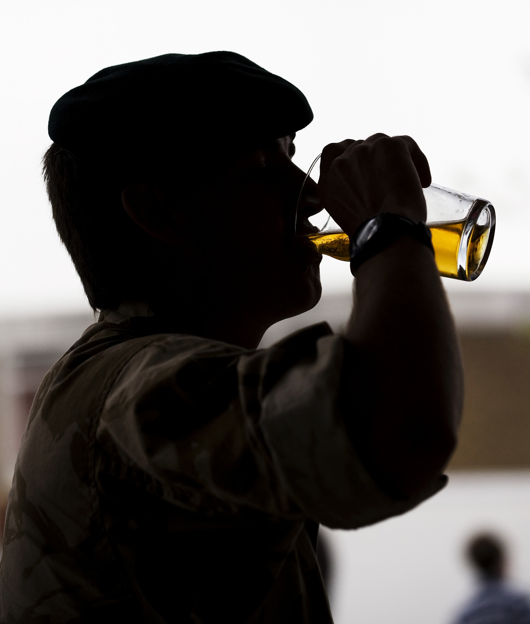 맥주를 마시는 남성의 실루엣