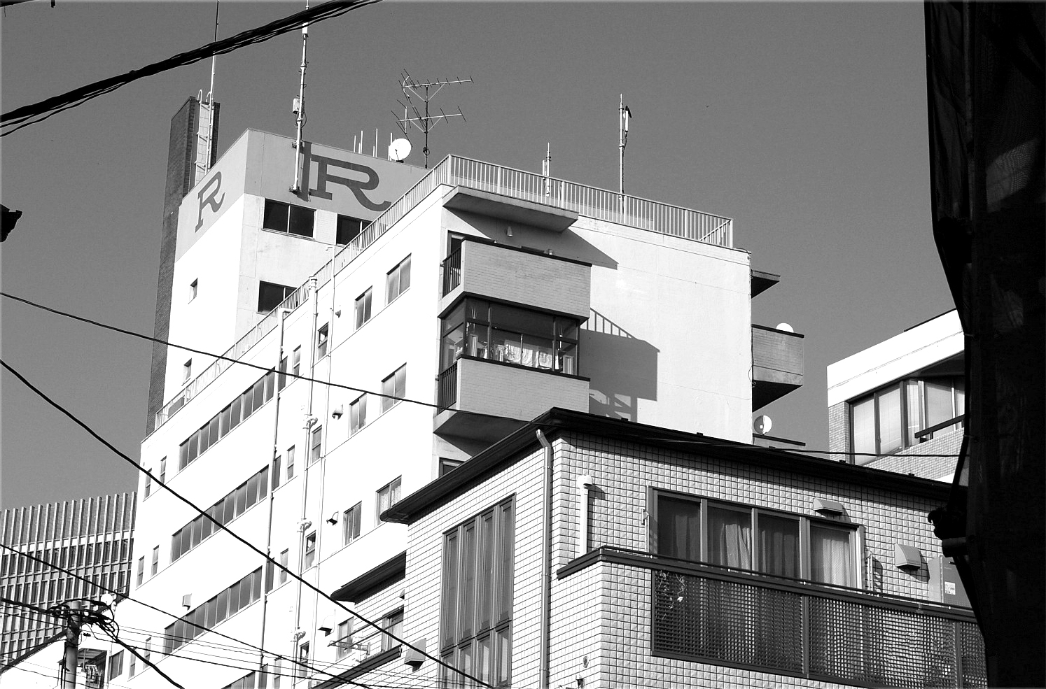 position=right)壁面に力道山のイニシャル「R」が描かれている。2021年7月時点で現存。