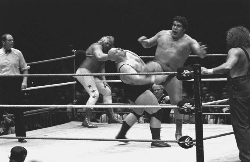 キングコング・バンディにビッグブーツを放つアンドレ・ザ・ジャイアント(1986年頃のWWF)