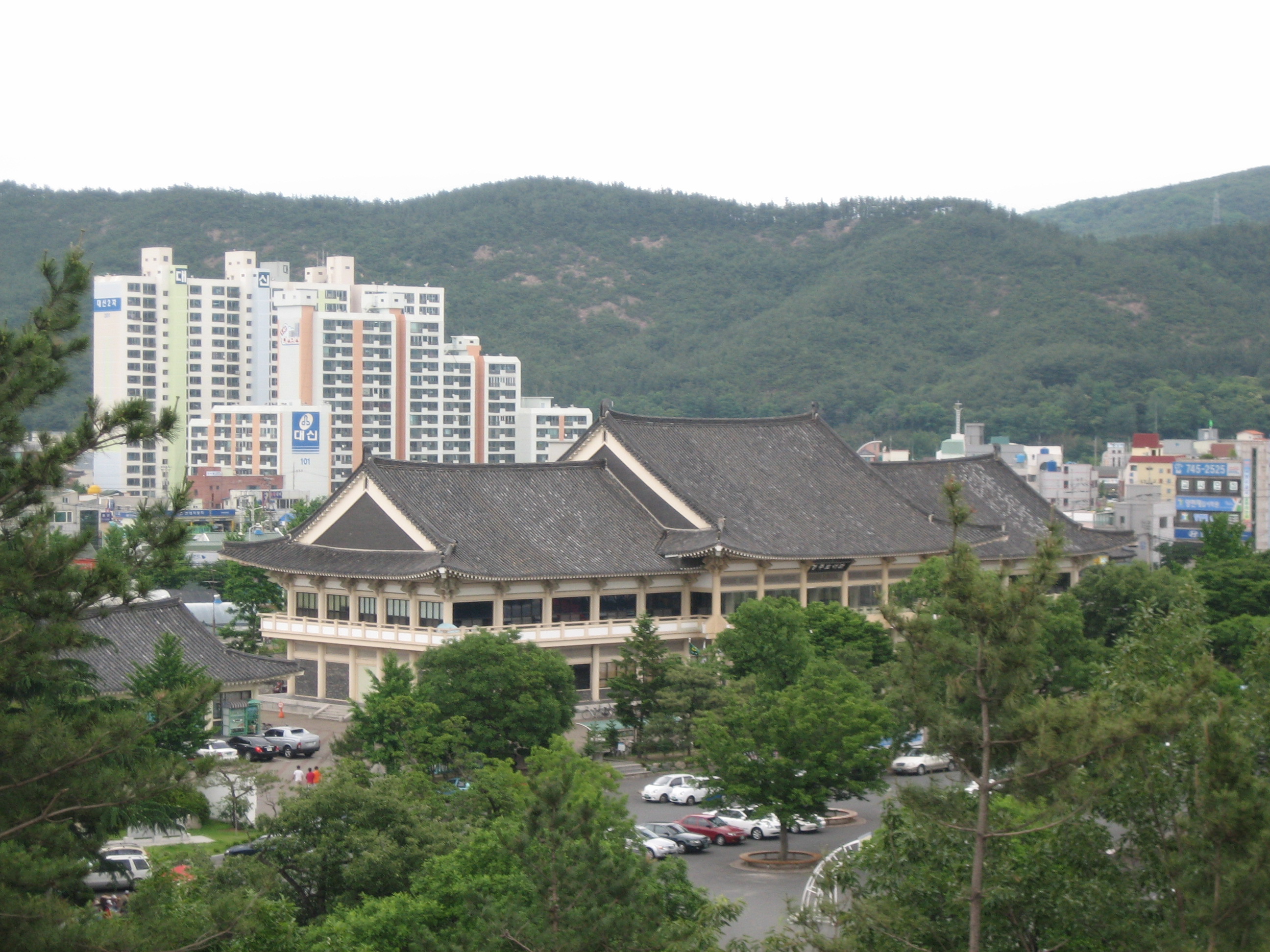 황성공원 내 경주시립도서관