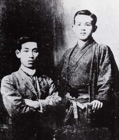 1905년 12월 24일, 친한 친구 이시카와 다쿠보쿠(오른쪽)와 긴다이치 교스케.