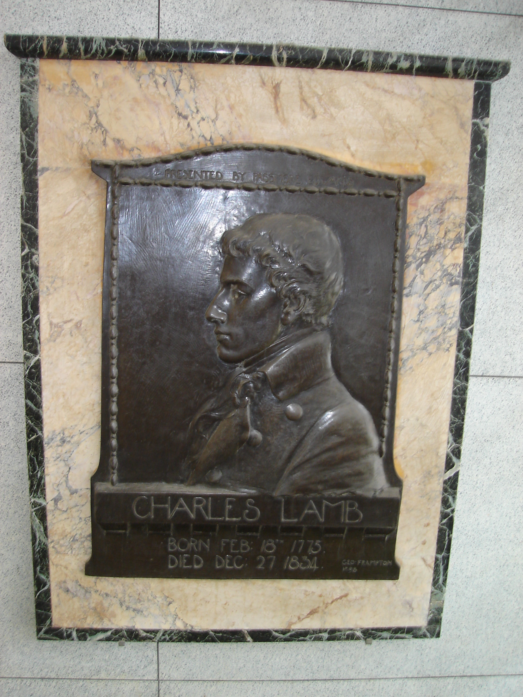 Plak potret Lamb yang dipahat oleh George Frampton