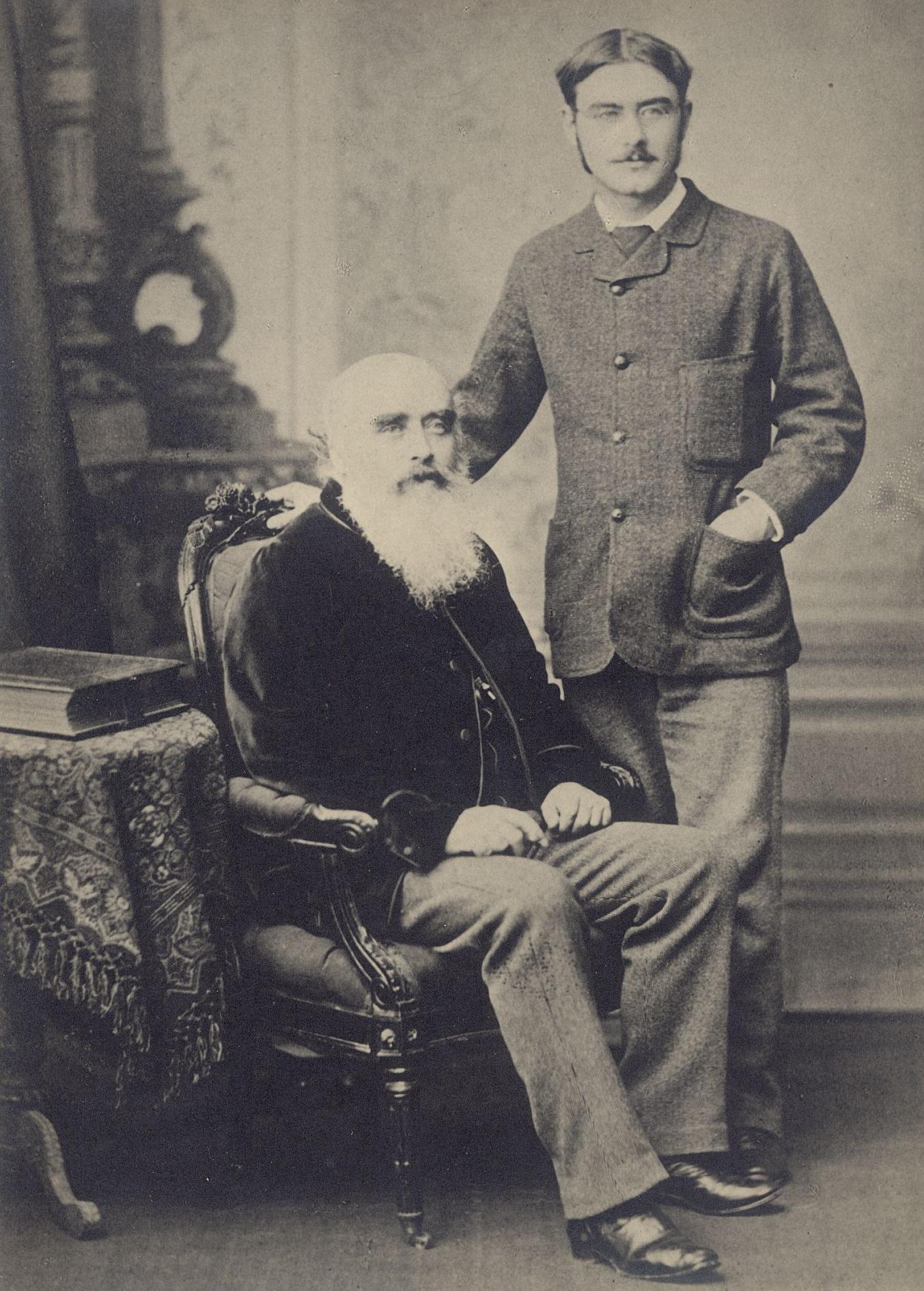 Rudyard Kipling (phải) với cha mình, John Lockwood Kipling (trái), khoảng năm 1890