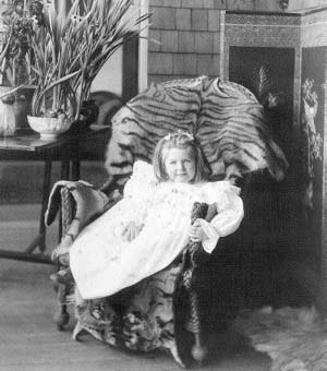 Con gái đầu lòng của Kiplings, Josephine, 1895. Cô bé qua đời vì viêm phổi năm 1899, hưởng dương 7 tuổi.