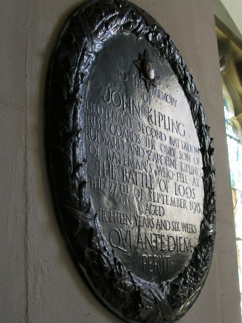 Tượng đài Trung úy John Kipling tại Burwash Parish Church, Sussex, Anh