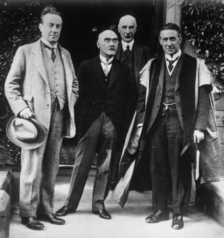 Kipling (thứ hai từ trái) là hiệu trưởng Đại học St Andrews, Scotland, năm 1923