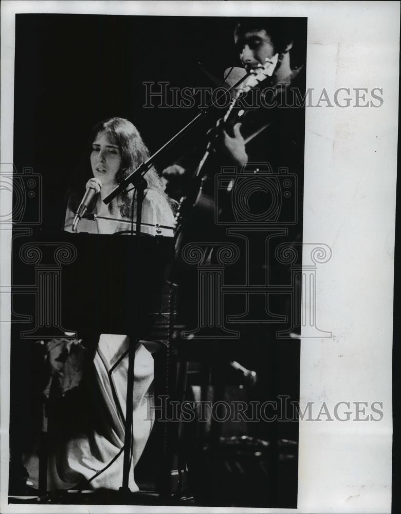 1976년 공연 중인 로라 니로