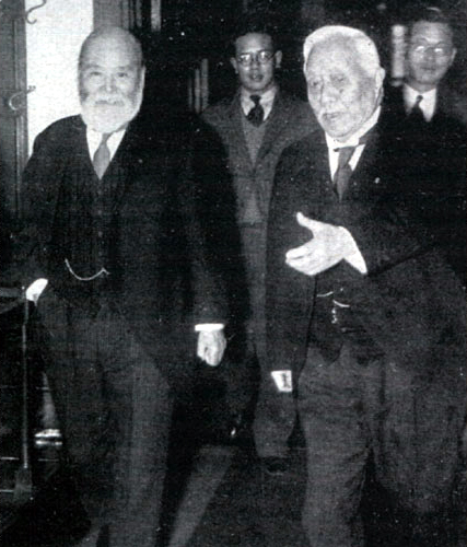 1936年2月20日、大蔵大臣高橋是清(左)の官邸を訪問した斎藤実。この写真の1週間足らず後、両者とも二・二六事件で暗殺された。
