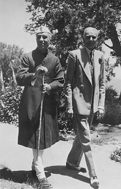 1946年、シムラーで共に歩くネルー(左)とジンナー