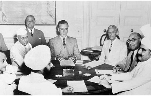 1947年、イギリス領インドの分割について議論するため、ジャワハルラール・ネルー(左)とムハンマド・アリー・ジンナー(右)と会談するマウントバッテン。