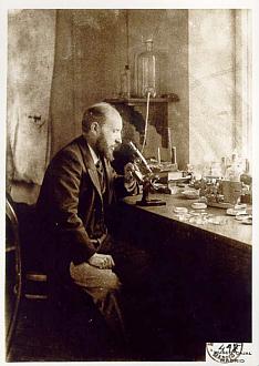 Ramón y Cajal trong phòng thí nghiệm của ông.