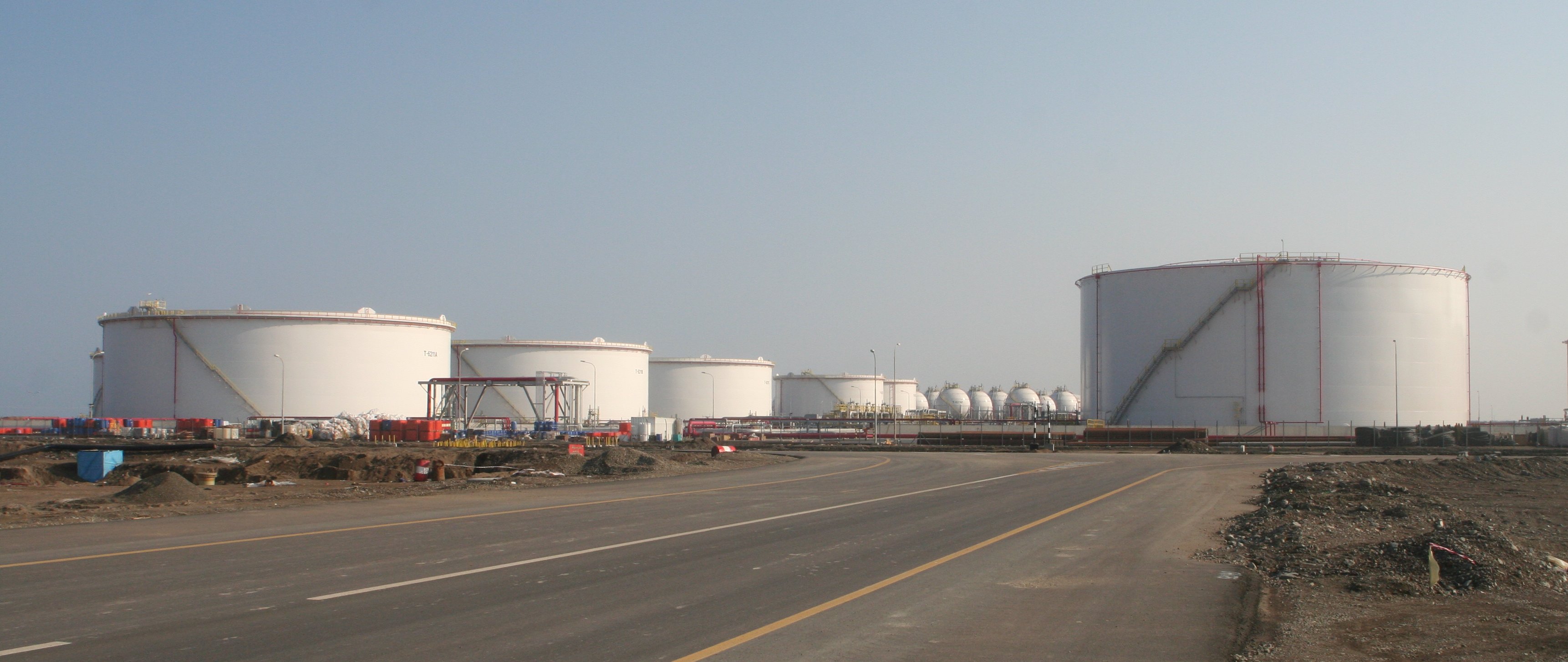 Tanki petrokimia di Sohar.