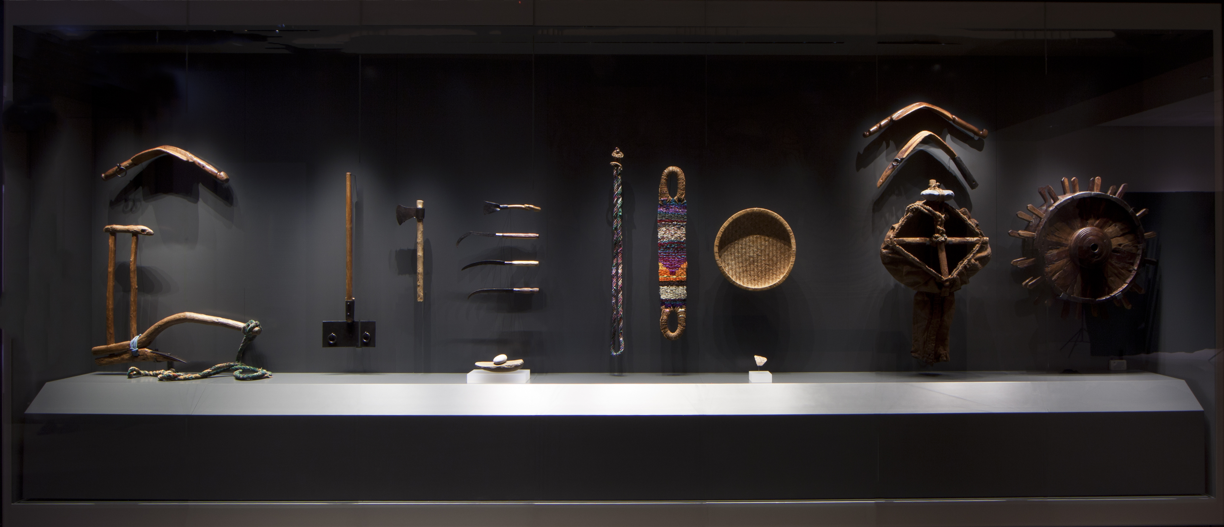 Sistem irigasi kuno dan saluran air. Galeri Aflaj, Museum Nasional Oman.