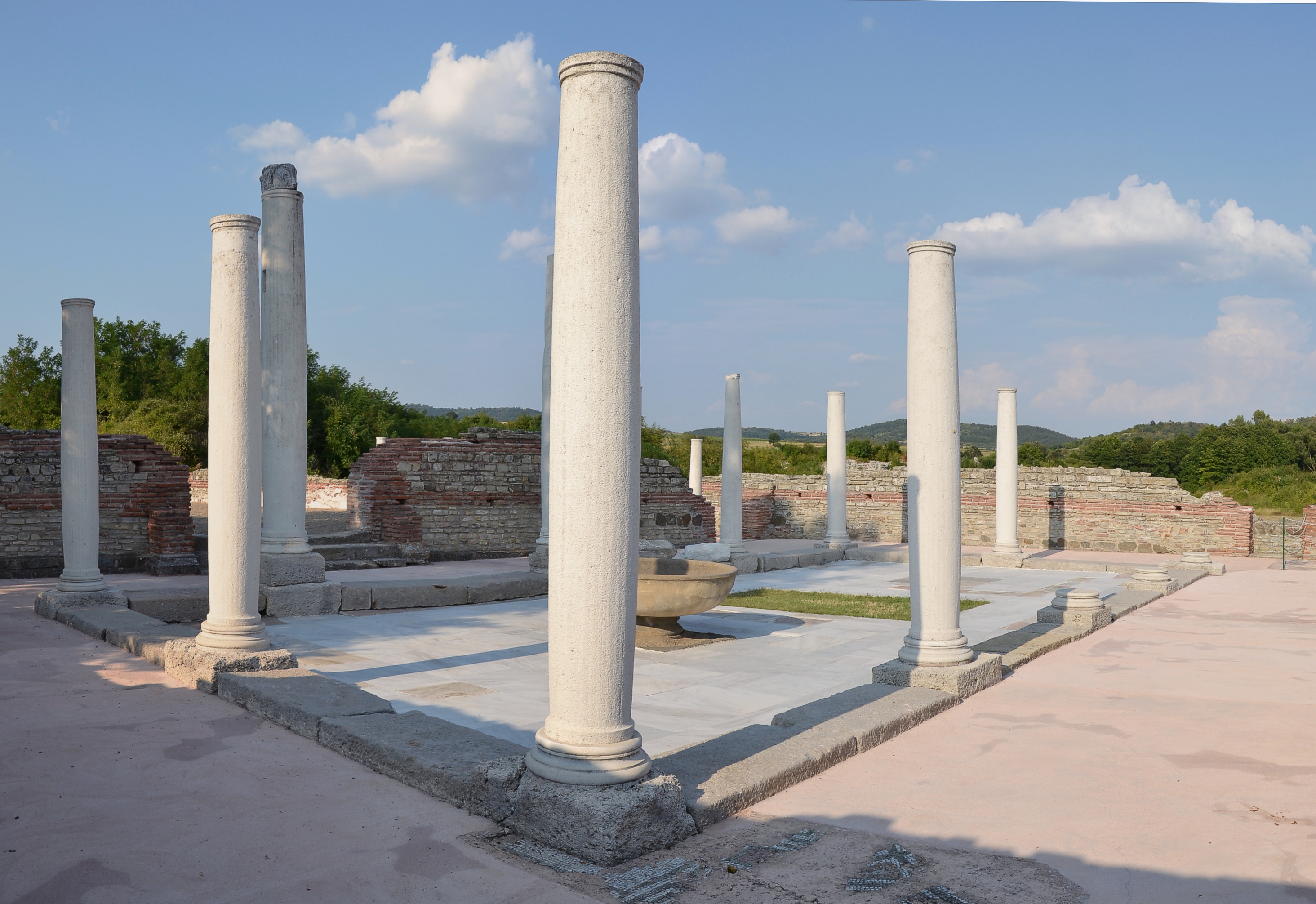 Sisa-sisa Istana Kekaisaran Felix Romuliana di Gamzigrad, 298 M, sebuah Situs Warisan Dunia UNESCO; Beberapa sejarawan percaya sebanyak 18 kaisar Romawi lahir di Serbia modern.
