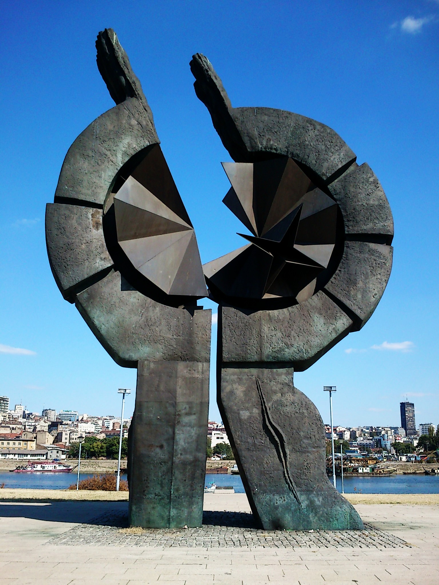 Sebuah monumen untuk memperingati para korban kamp konsentrasi Sajmište yang didirikan oleh Nazi Jerman, bagian dari Holokaus di Serbia yang diduduki Jerman dan Genosida Serbia