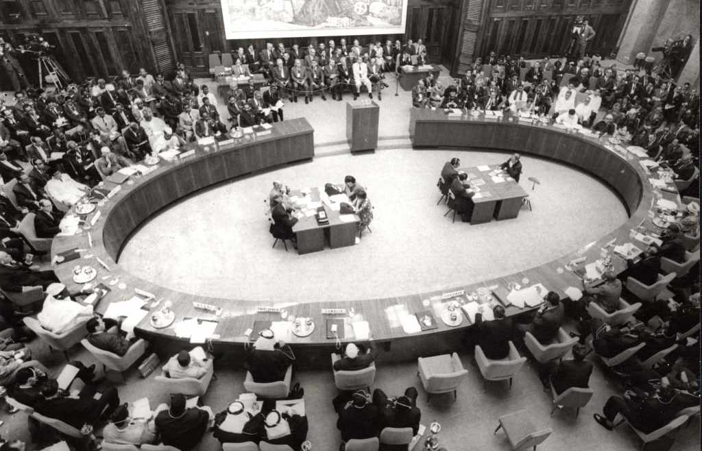 Prinsip non-blok adalah inti dari diplomasi Yugoslavia dan kemudian Serbia. Konferensi Tingkat Tinggi Gerakan Non-Blok Pertama berlangsung di Beograd pada bulan September 1961.