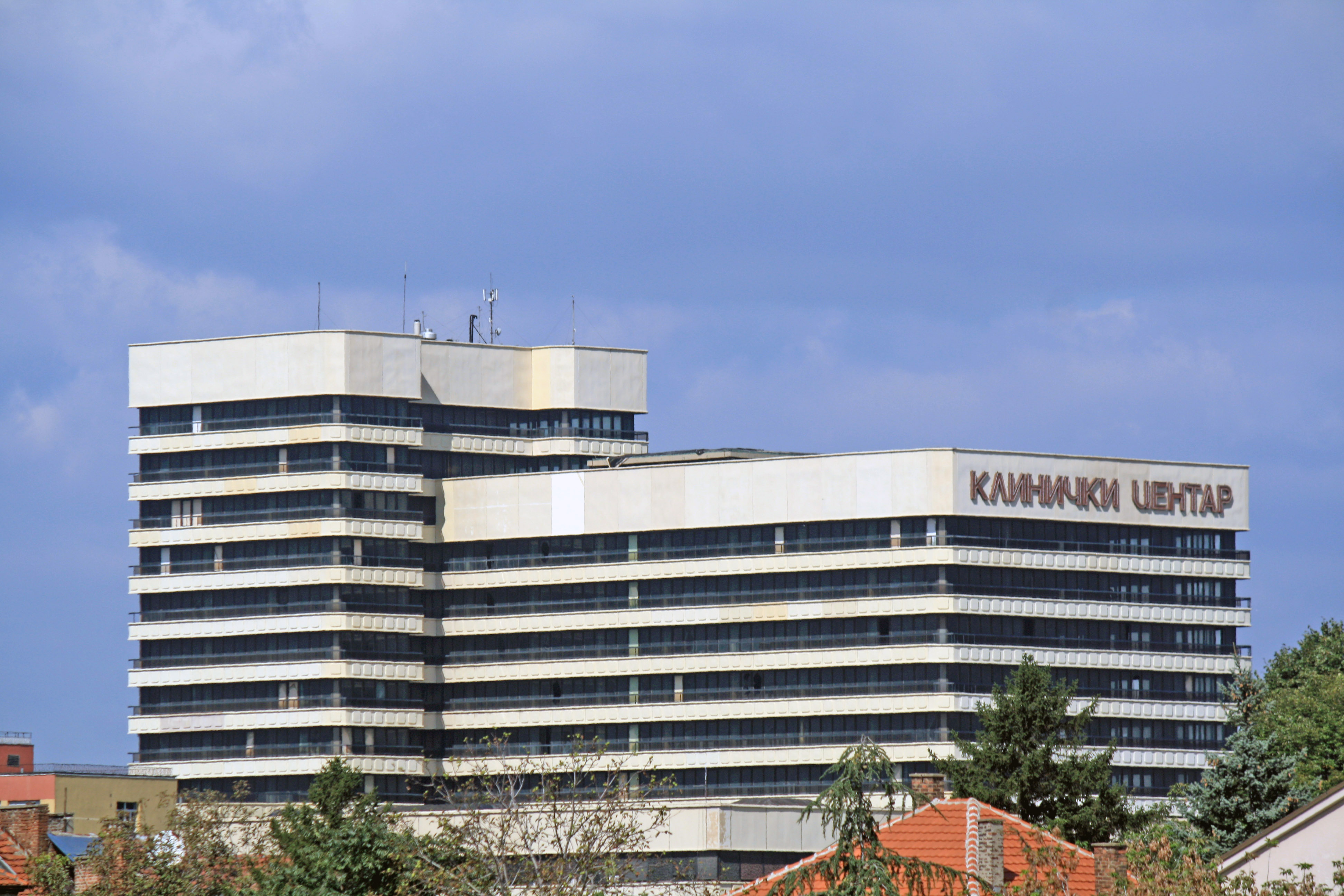 Sayap baru Pusat Klinis Universitas Serbia, dibuka pada tahun 2022, memiliki 3.150 tempat tidur, dianggap sebagai jumlah tertinggi di Eropa, dan termasuk yang tertinggi di dunia.