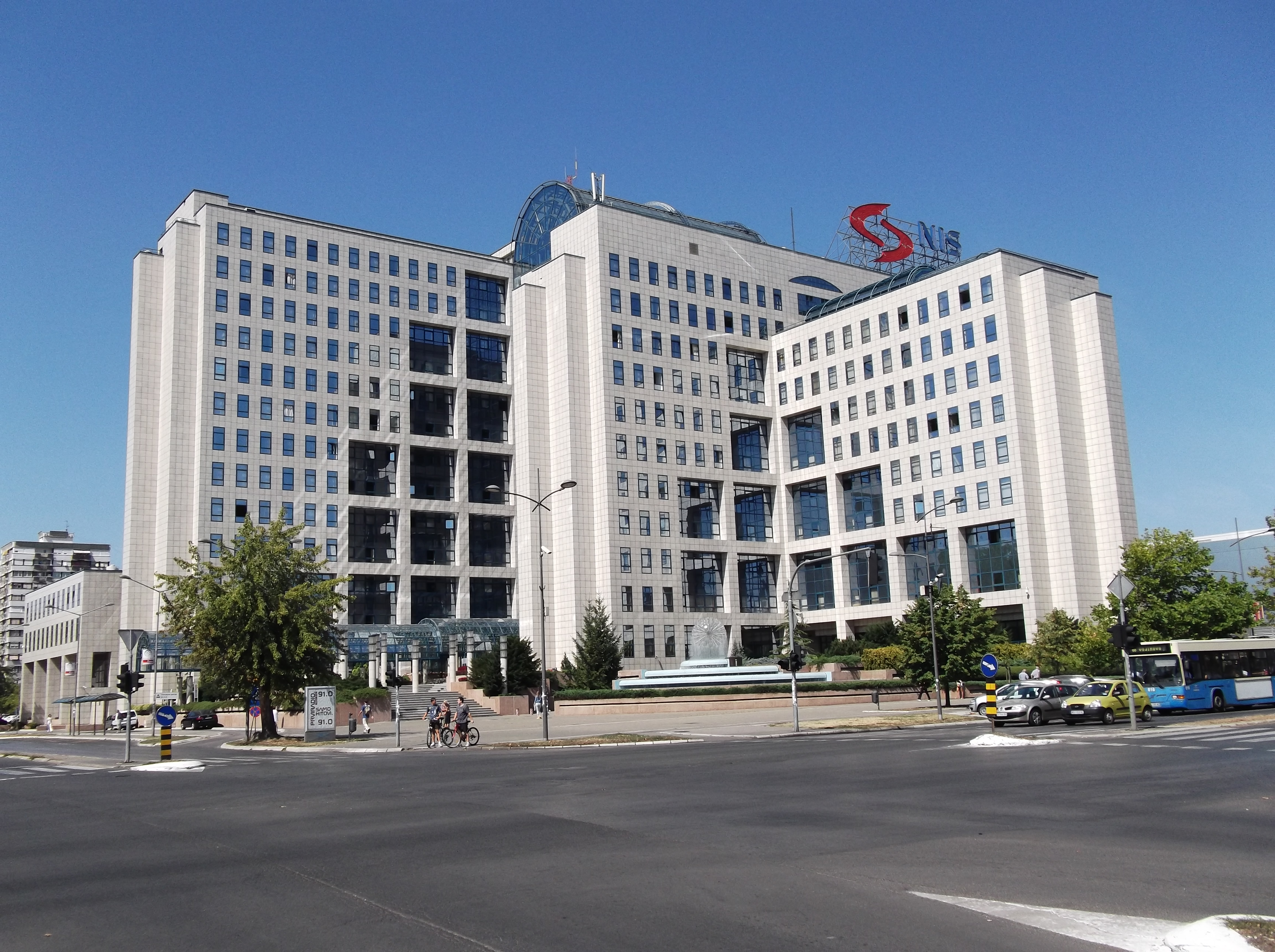 Kantor pusat perusahaan minyak dan gas multinasional Naftna Industrija Srbije (NIS) di Novi Sad