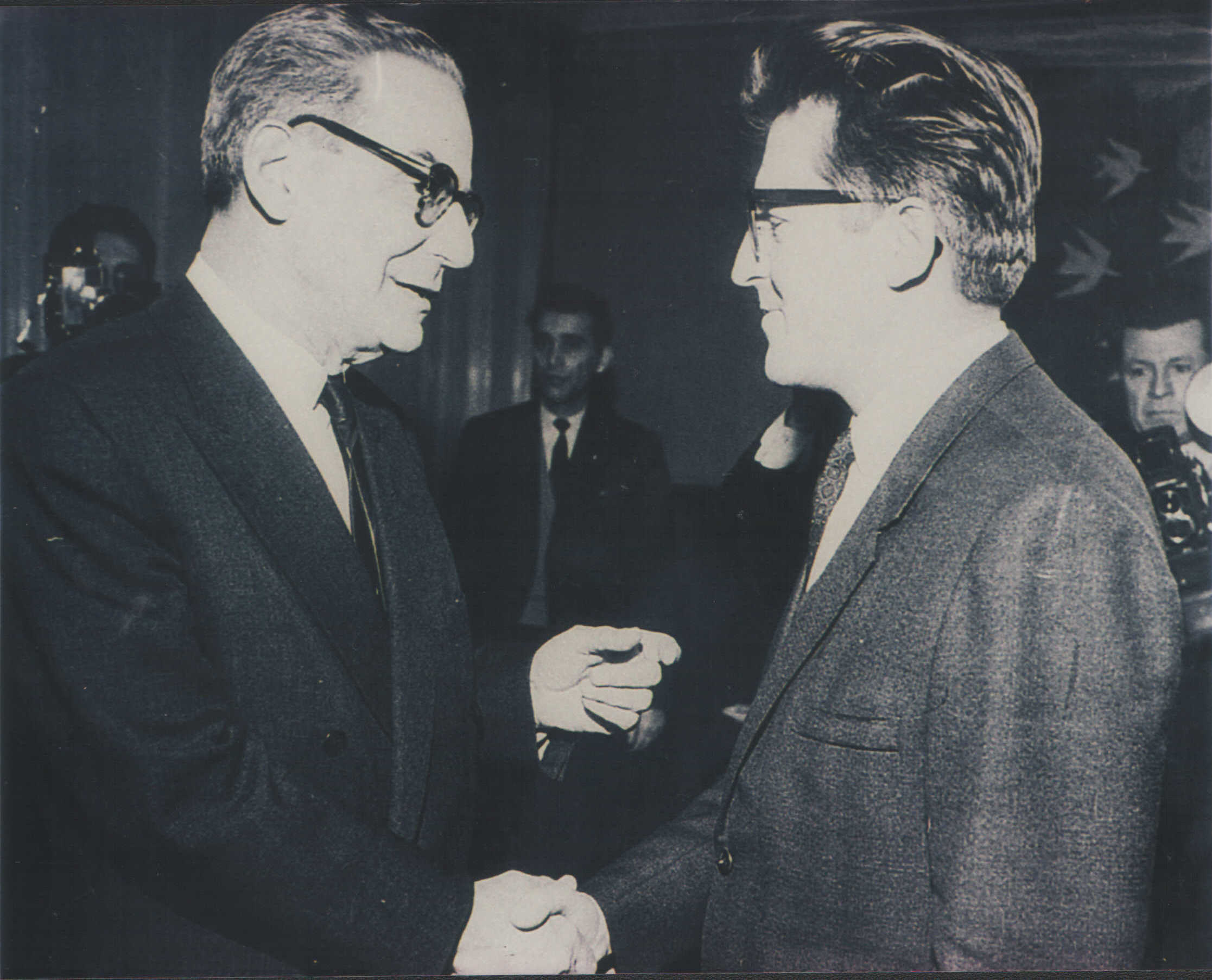 Penulis Ivo Andrić, pemenang Hadiah Nobel pada tahun 1961 dan penulis serta politisi Dobrica Ćosić