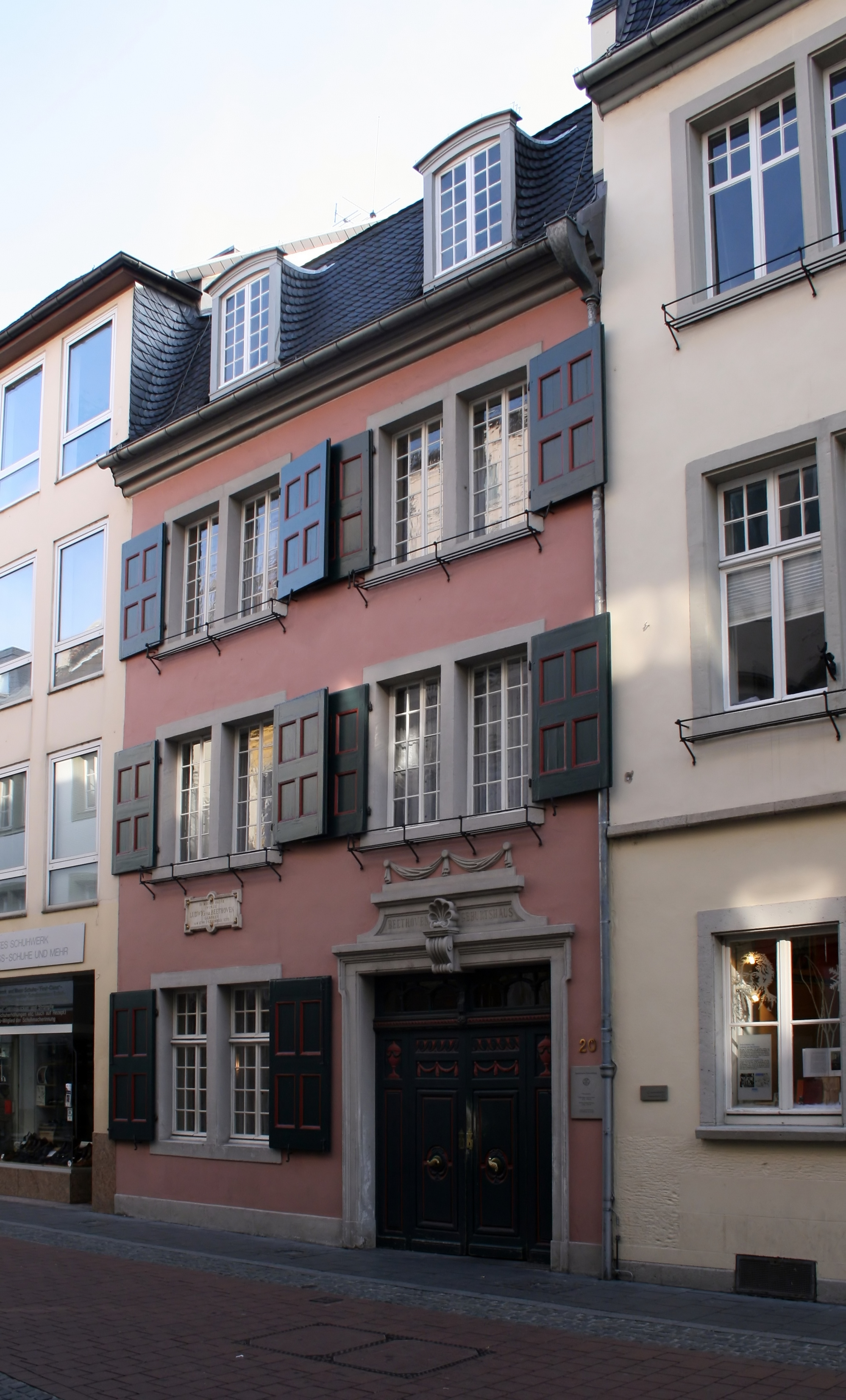 Beethoven-Haus (Nhà Beethoven), ngôi nhà nơi Beethoven sinh ra tại Bonngasse 20 ở Bonn, nay là một viện bảo tàng.