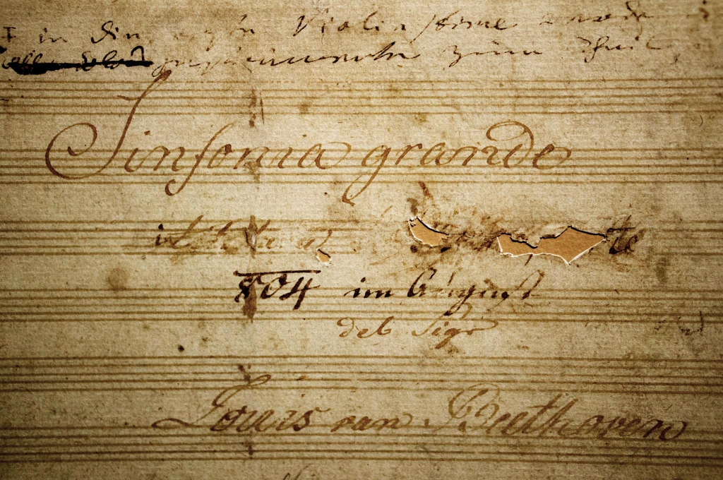 Trang tiêu đề bản thảo Giao hưởng Eroica với tên Napoleon bị Beethoven gạch bỏ.