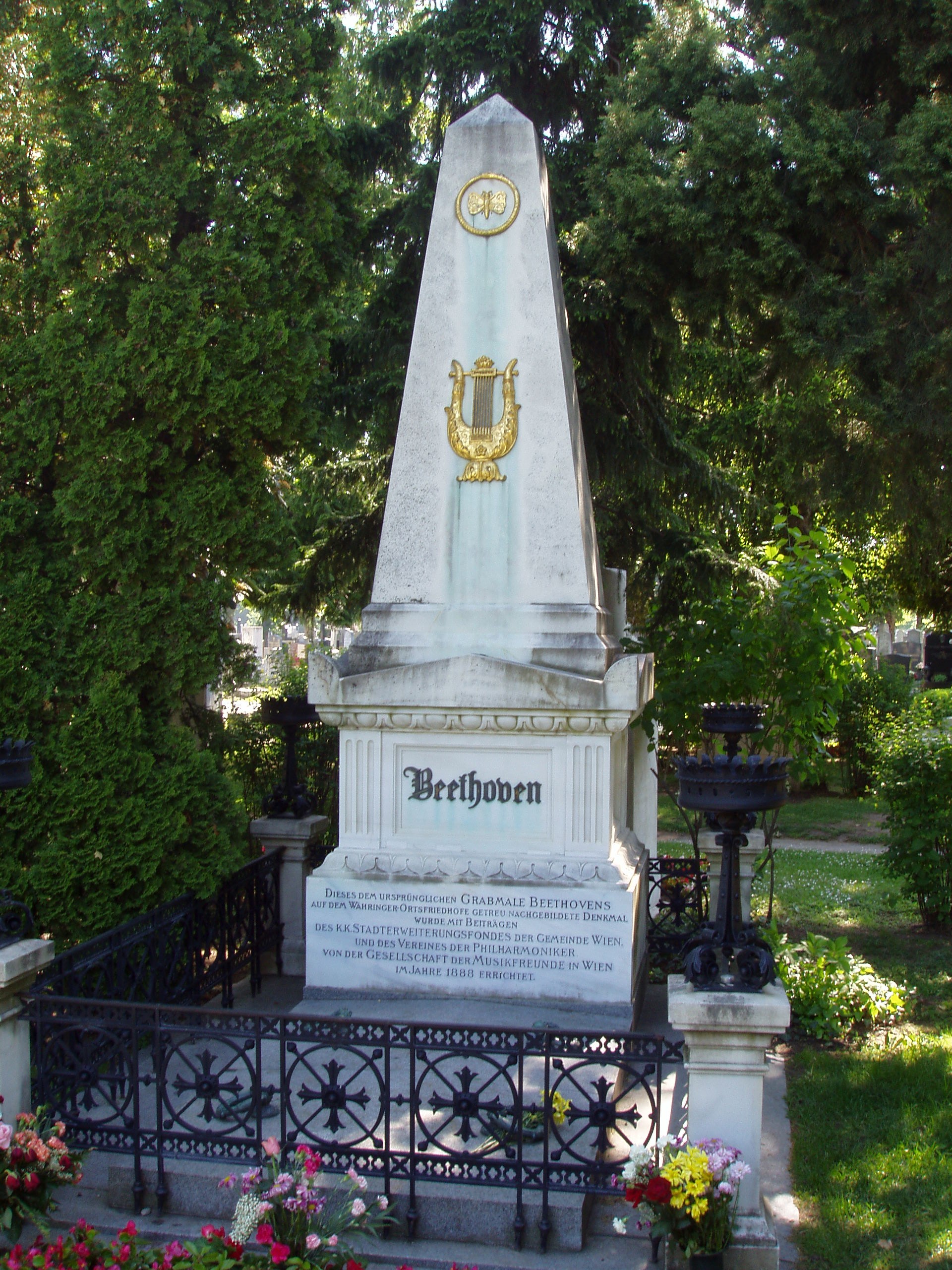 Mộ Beethoven tại Zentralfriedhof (Nghĩa trang Trung tâm) ở Viên.