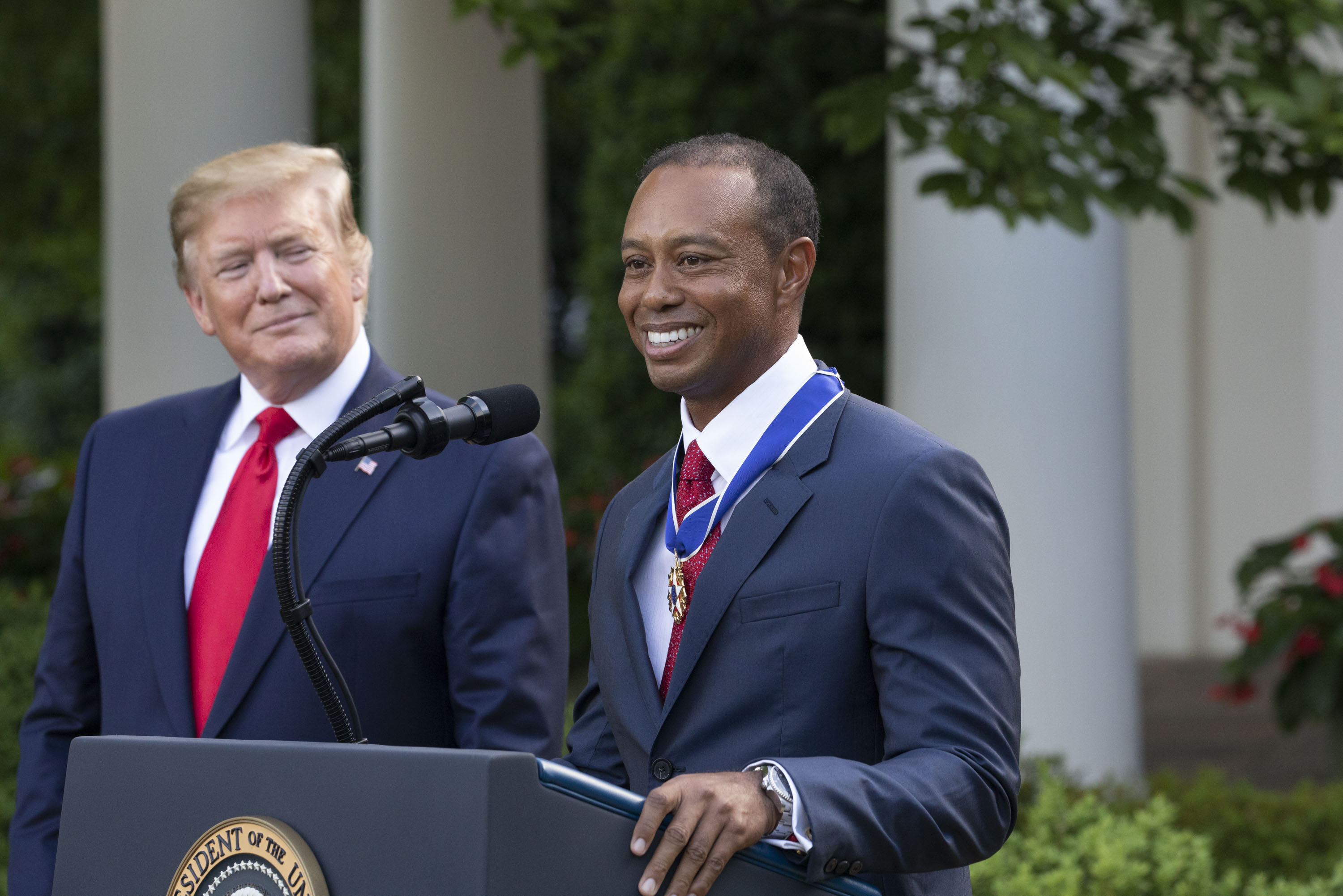 2019年5月、ドナルド・トランプ大統領から大統領自由勲章を授与されるウッズ