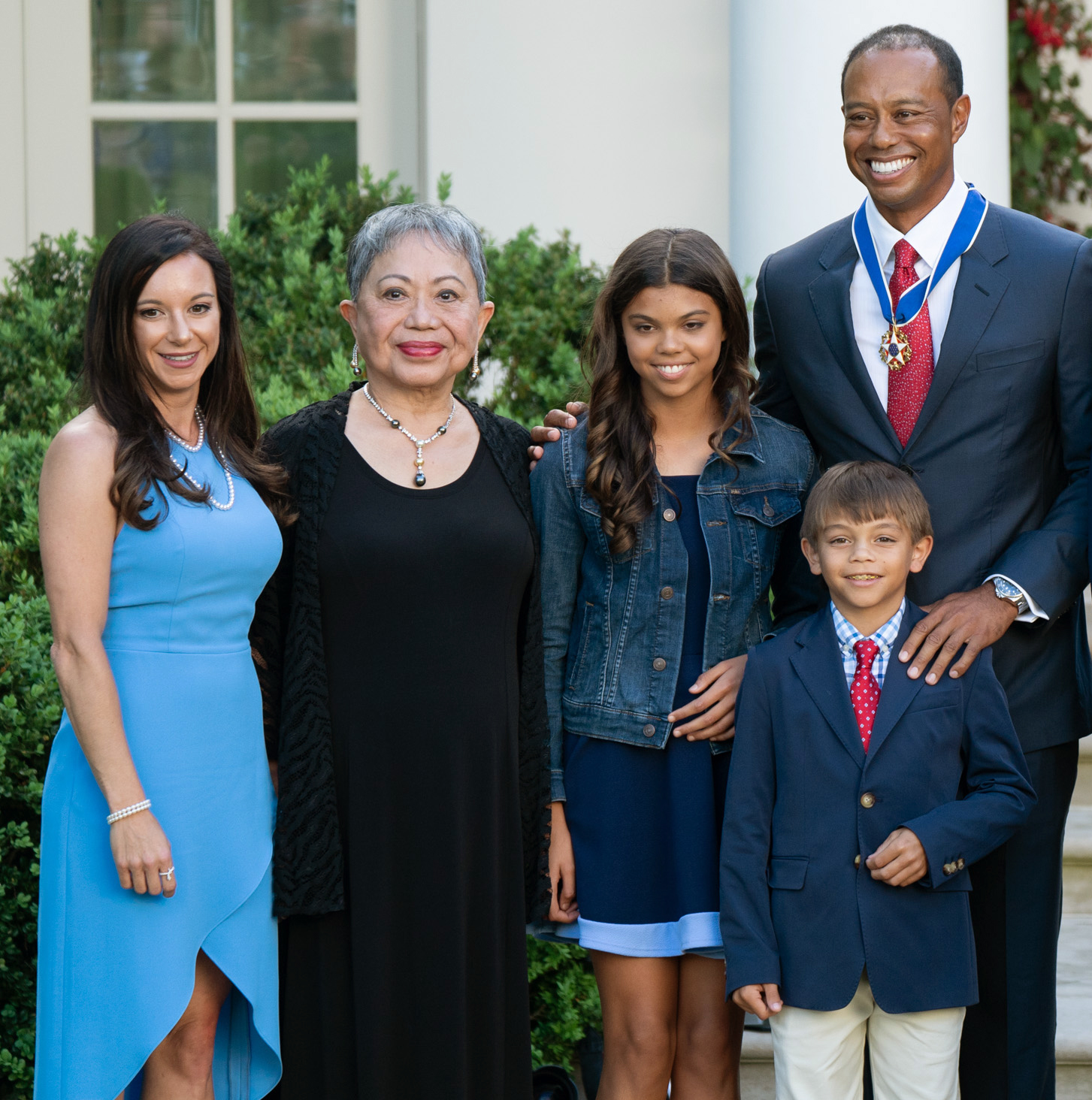 2019年、大統領自由勲章を受章したウッズ。左から当時の恋人エリカ・ハーマン、母クルティダ・ウッズ、娘サム・ウッズ、息子チャーリー・ウッズ、タイガー・ウッズ