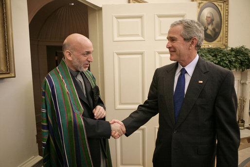 2006年、ホワイトハウスでジョージ・W・ブッシュ米大統領に歓迎されるカルザイ。