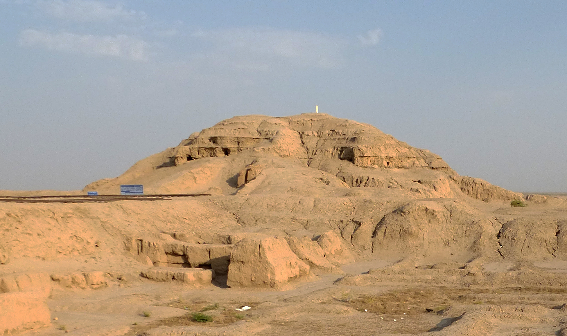 Sisa-sisa Ziggurat Kuil Putih di Uruk, kota asal Enshakushanna.