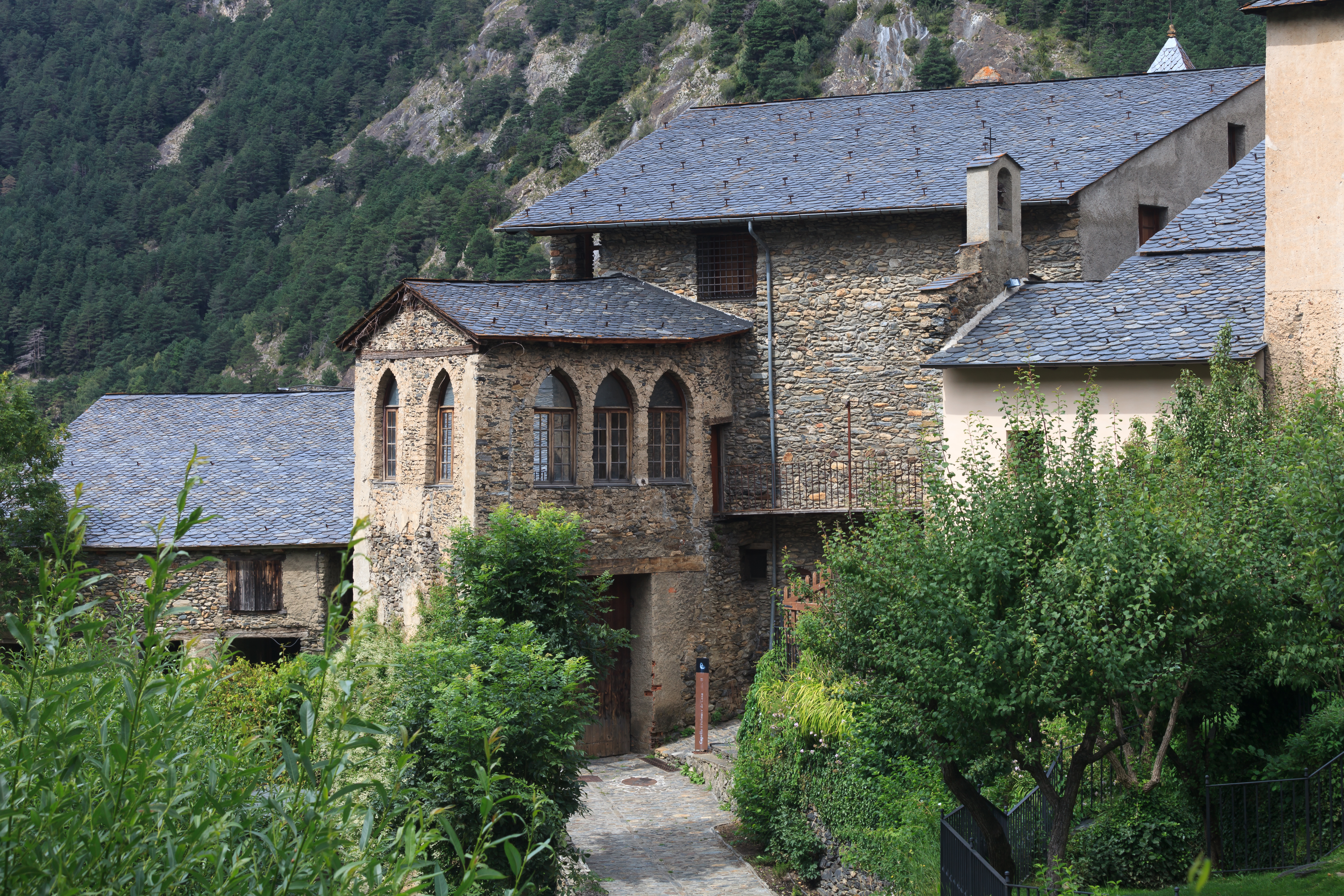 Rumah bangsawan keluarga Rossell di Ordino, Casa Rossell, dibangun pada tahun 1611. Keluarga ini juga memiliki bengkel besi terbesar di Andorra seperti Farga Rossell dan Farga del Serrat.