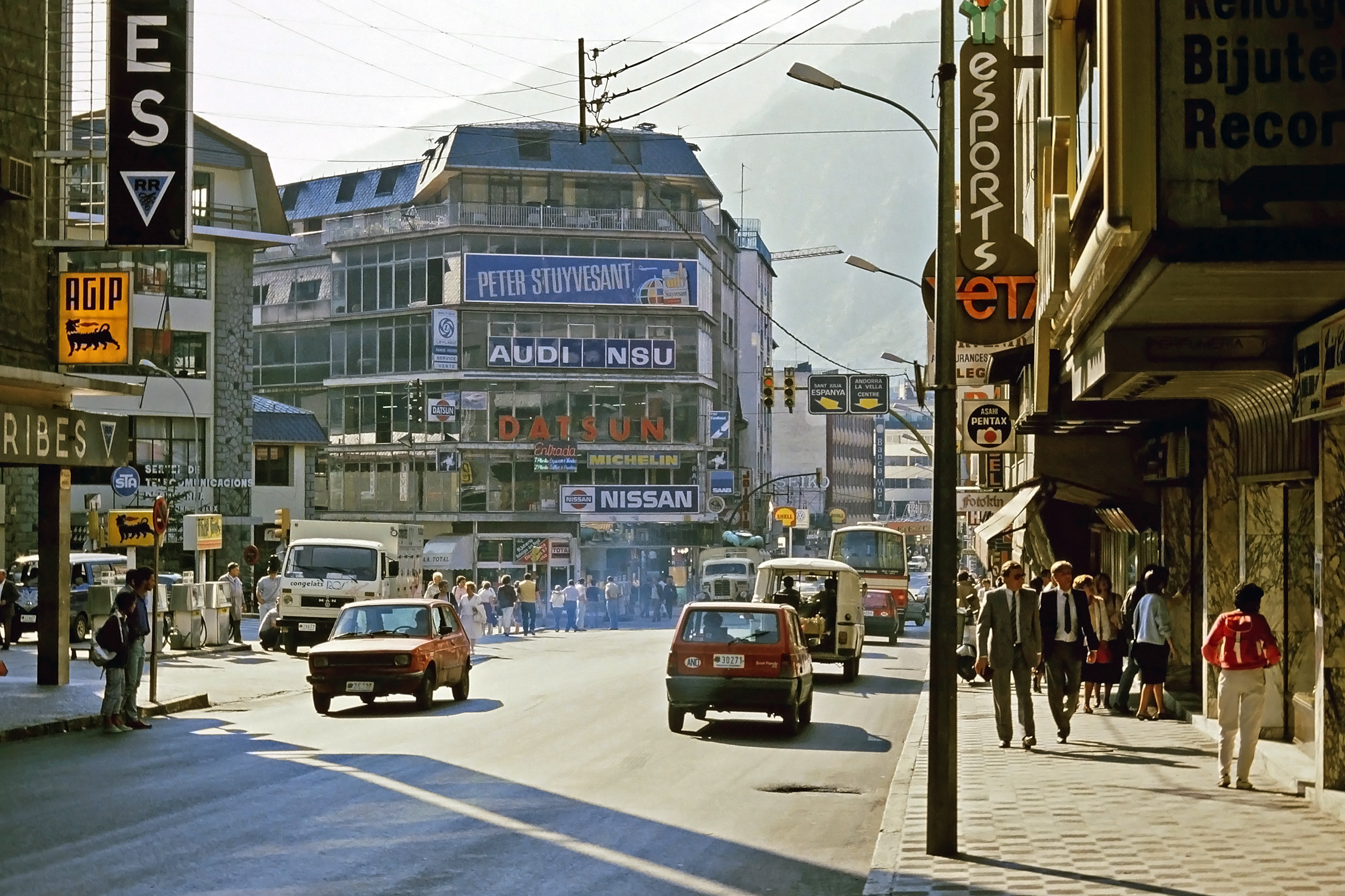Jalanan pusat kota Andorra la Vella pada tahun 1986. Dari tahun yang sama hingga 1989, Andorra menormalisasi perjanjian ekonomi dengan MEE.