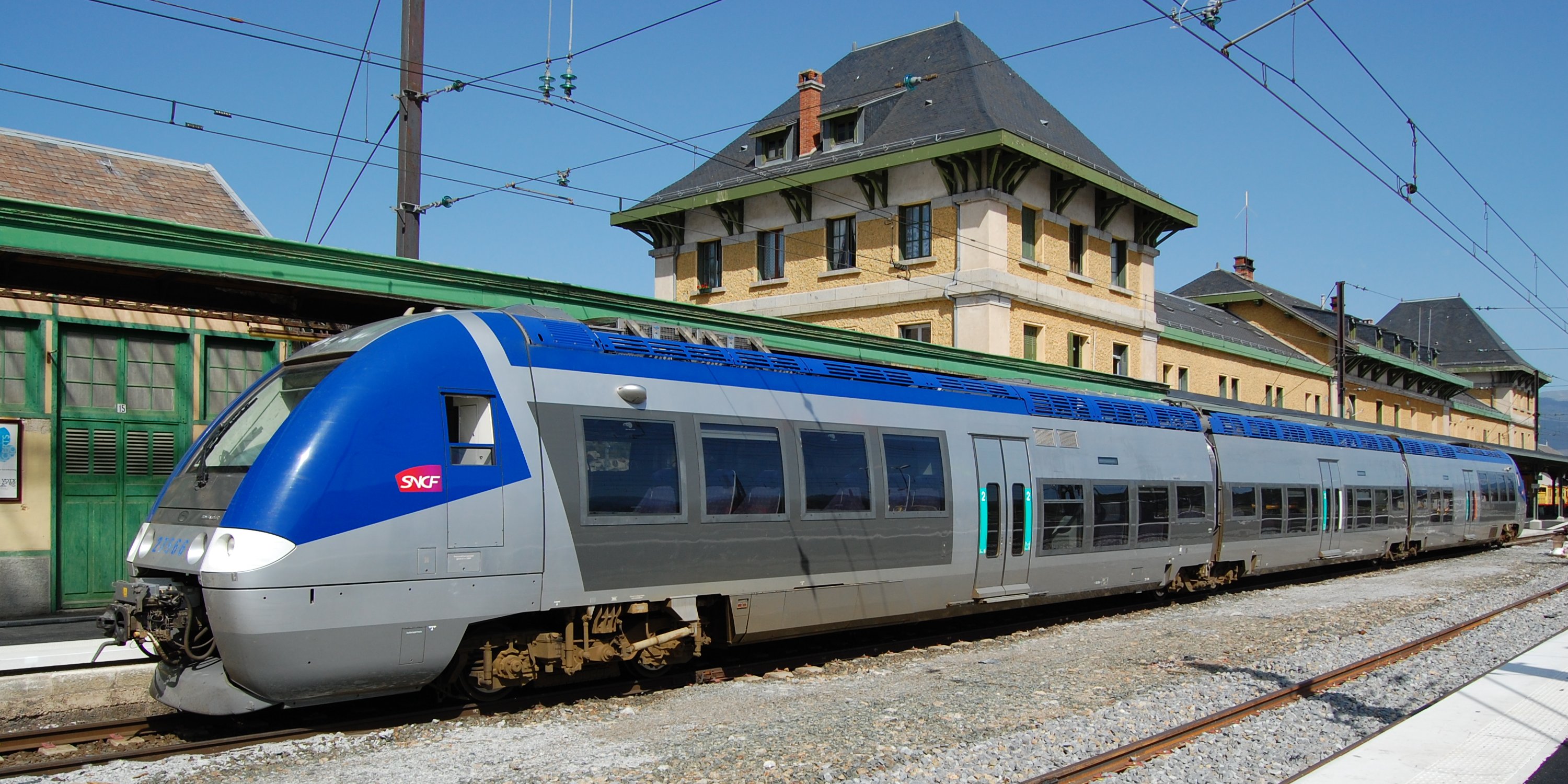 Sebuah kereta di Latour-de-Carol (La Tor de Querol), salah satu dari dua stasiun yang melayani Andorra. Andorra tidak memiliki kereta api, meskipun jalur yang menghubungkan Latour-de-Carol dan Toulouse, yang pada gilirannya terhubung ke TGV Prancis di Toulouse, berjalan dalam jarak 2 km dari perbatasan Andorra.