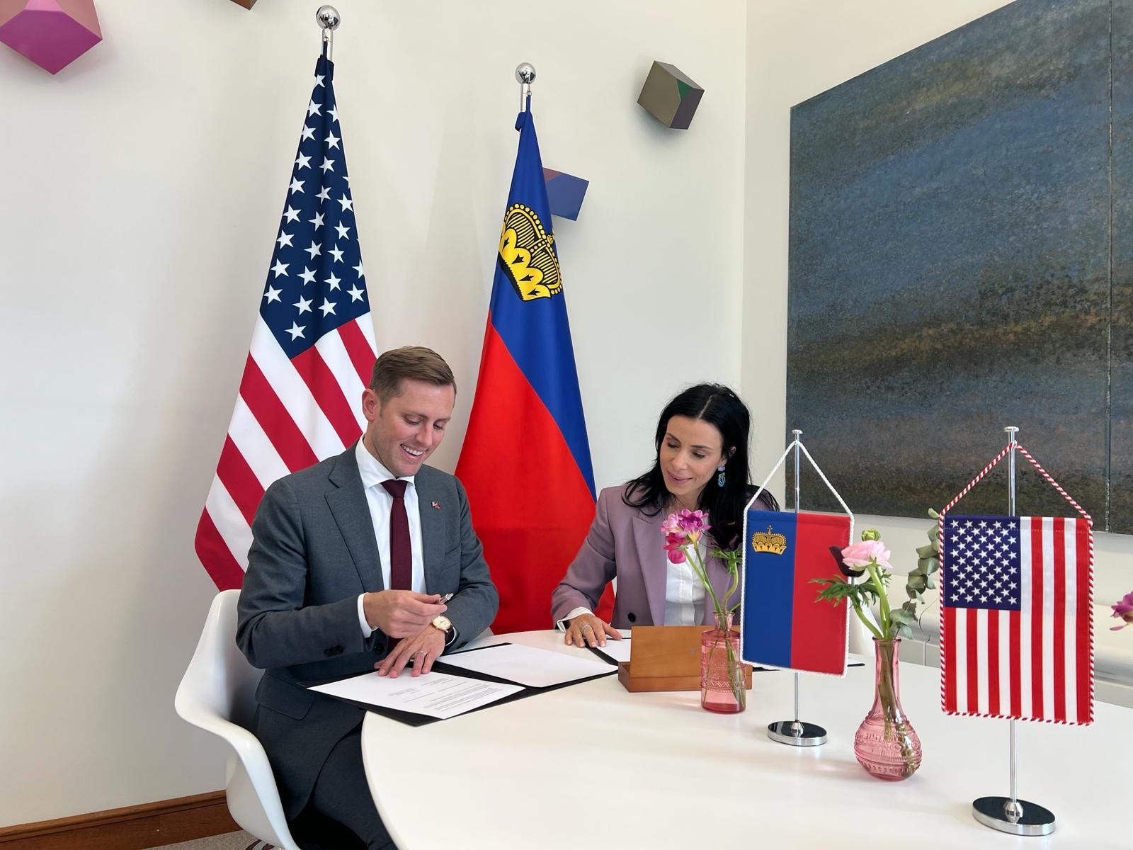 Đại diện của Thân vương quốc Liechtenstein và Hợp chúng quốc Hoa Kỳ ký kết thỏa thuận chia sẻ kiến thức trong Lĩnh vực Đào tạo Học nghề, năm 2024.