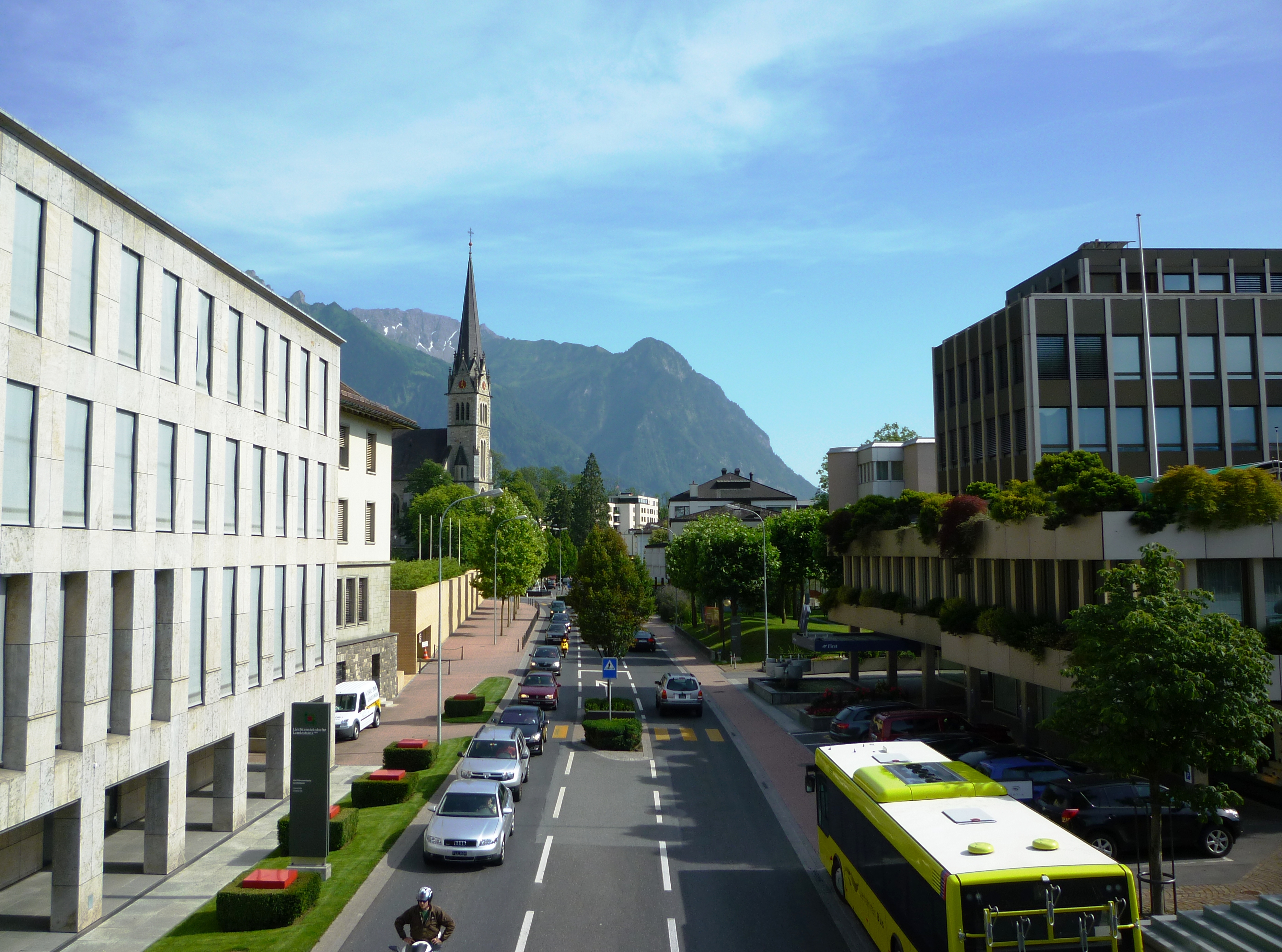 Nhìn về phía nam trung tâm thành phố Vaduz