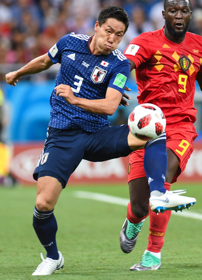 Shoji cuba mempertahankan bola daripada Romelu Lukaku semasa perlawanan pusingan 16 di Piala Dunia menentang Belgium pada 2 Julai 2018.