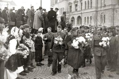 Dimitar Vlahov, Mihajlo Apostolski, Metodija Andonov-Čento, Lazar Koliševski dan lainnya, disambut di Skopje pada 20 November 1944, seminggu setelah pembebasannya