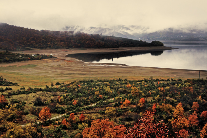 Danau Mavrovo di musim gugur