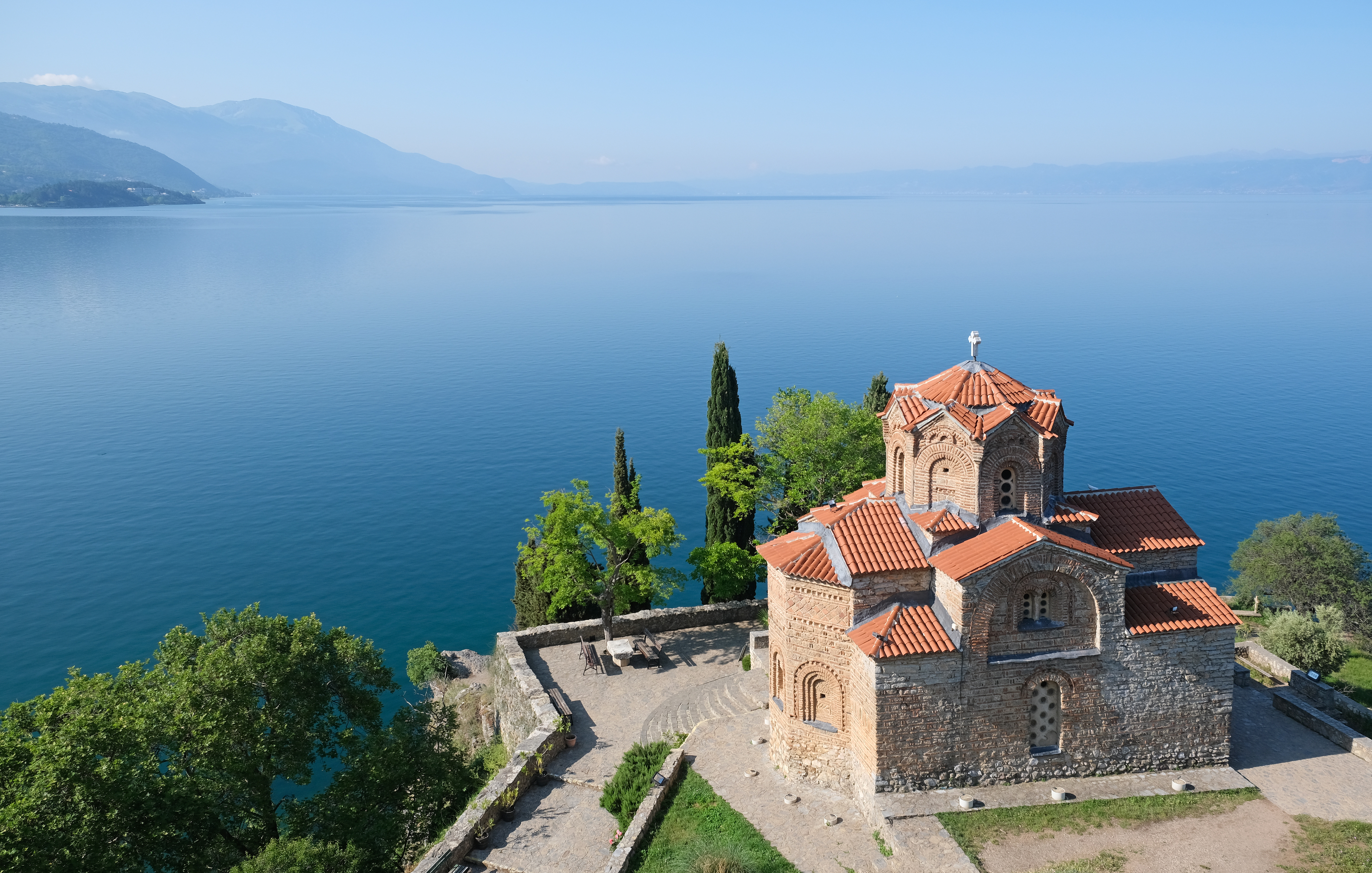 Gereja St. Yohanes di Kaneo dan Danau Ohrid, salah satu tujuan wisata paling populer di Makedonia Utara