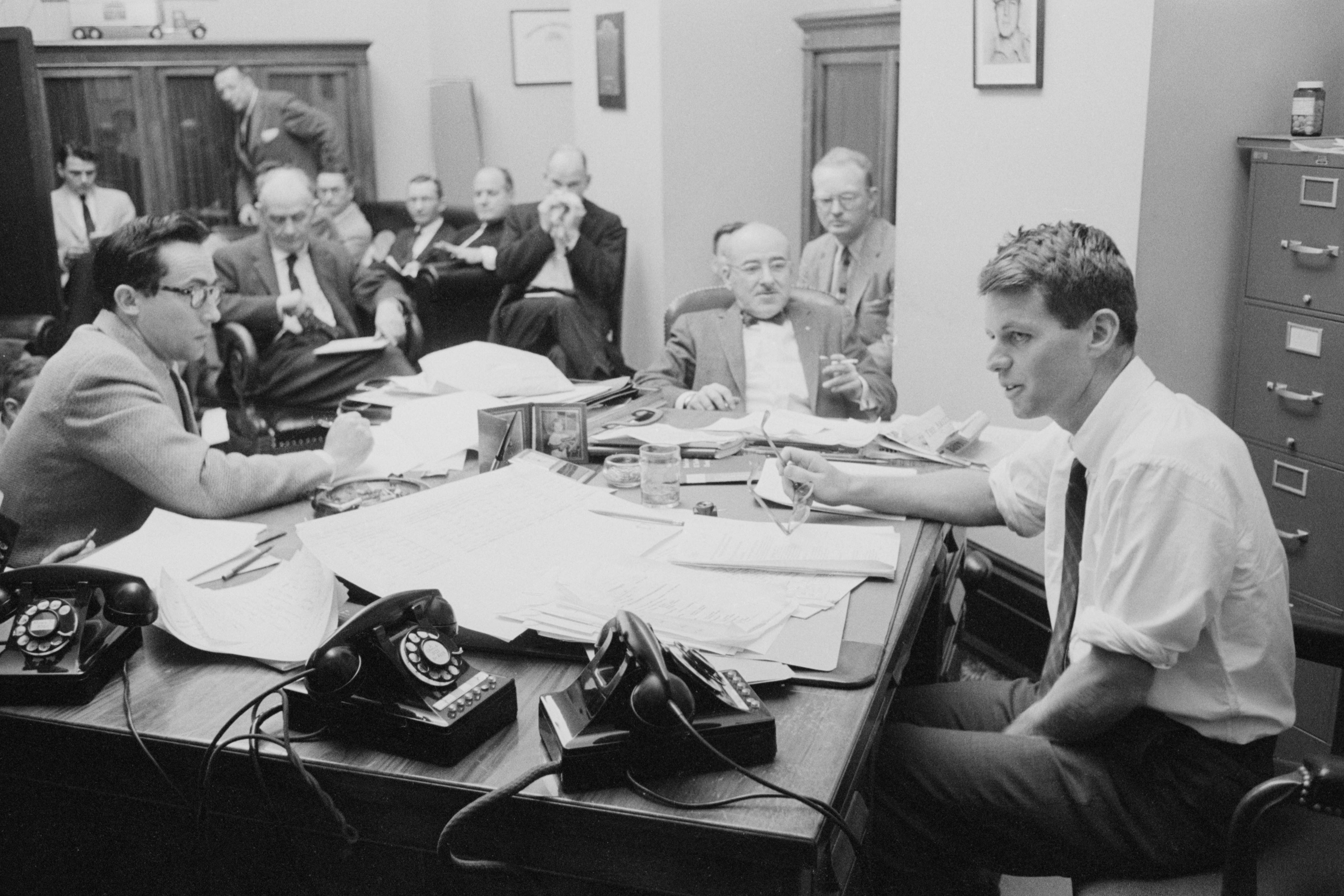 상원 부패 조사 위원회(McClellan Committee)의 수석 변호사였던 케네디가 건설노조(International Union of Operating Engineers)의 뇌물 수수에 관한 브리핑을 언론에 제공하는 모습 ()