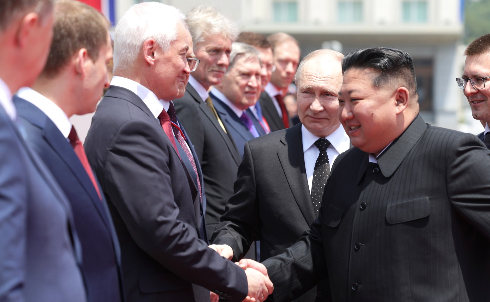 2024년 6월 19일, 조선민주주의인민공화국 평양에서 김정은 국무위원장 및 블라디미르 푸틴 러시아 대통령과 함께 있는 페스코프.