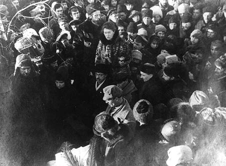 Emma Goldman menyampaikan pidato pujian pada pemakaman Kropotkin, didampingi Alexander Berkman.