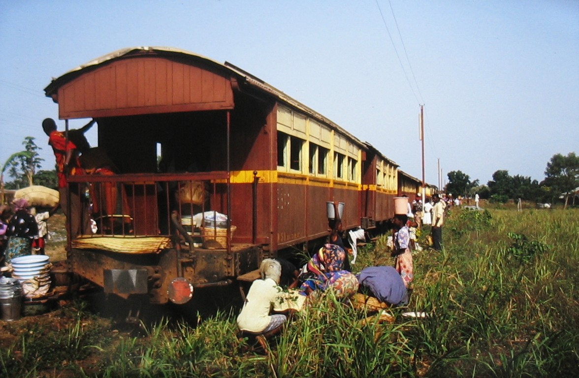 รถไฟจากโลเมไปยังกปาลีเม ที่สถานีระหว่างทาง