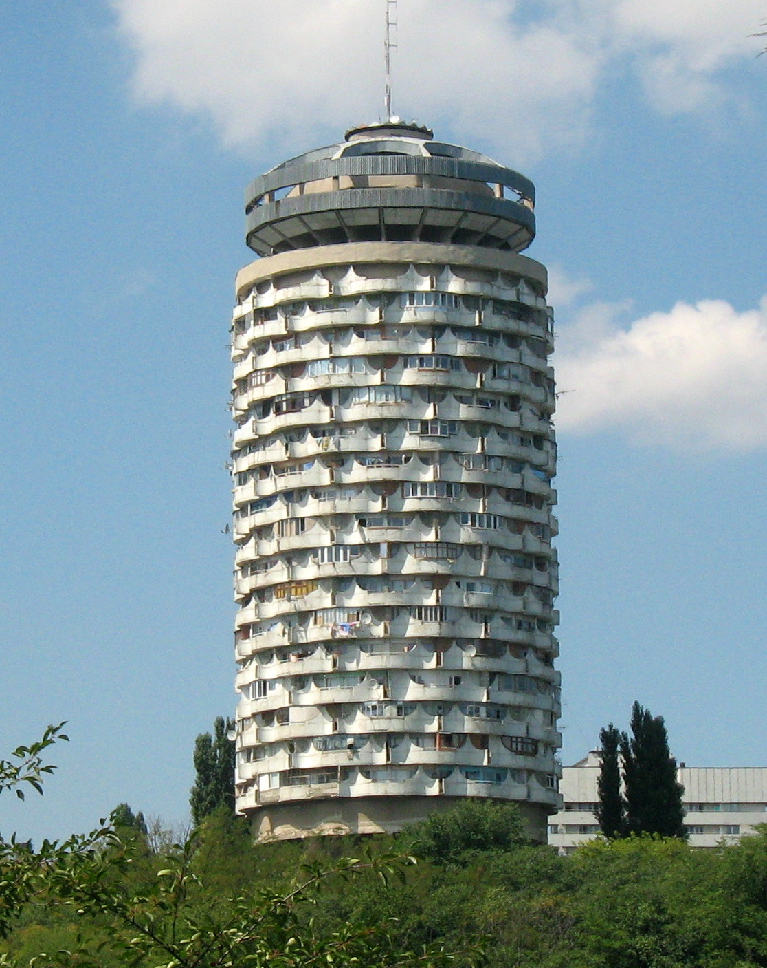 Menara Romashka, bangunan pejabat tertinggi di negara ini pada masa ini.
