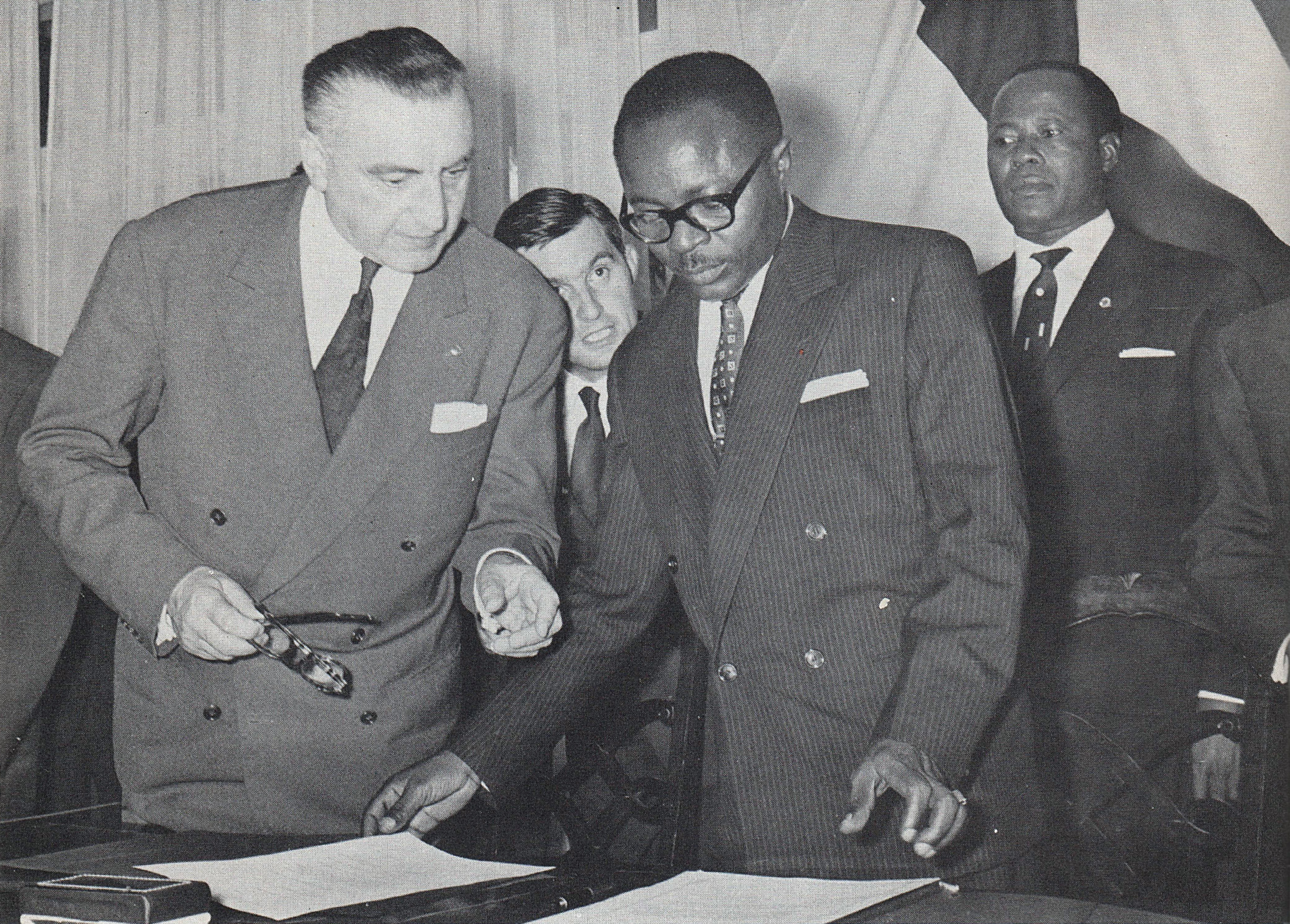 Maurice Yaméogo, presiden pertama Volta Hulu, memeriksa dokumen terkait ratifikasi kemerdekaan negara itu pada tahun 1960