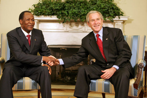 Blaise Compaoré (kiri), Presiden 1987-2014, berjabat tangan dengan George W. Bush