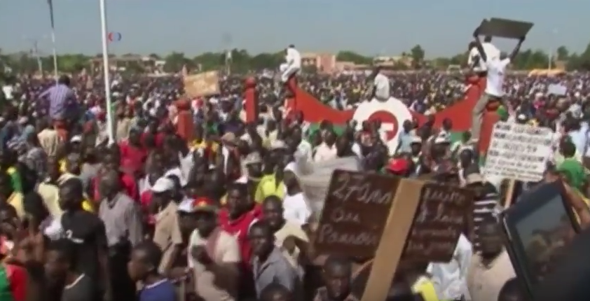 Ribuan demonstran berbaris melalui Ouagadougou