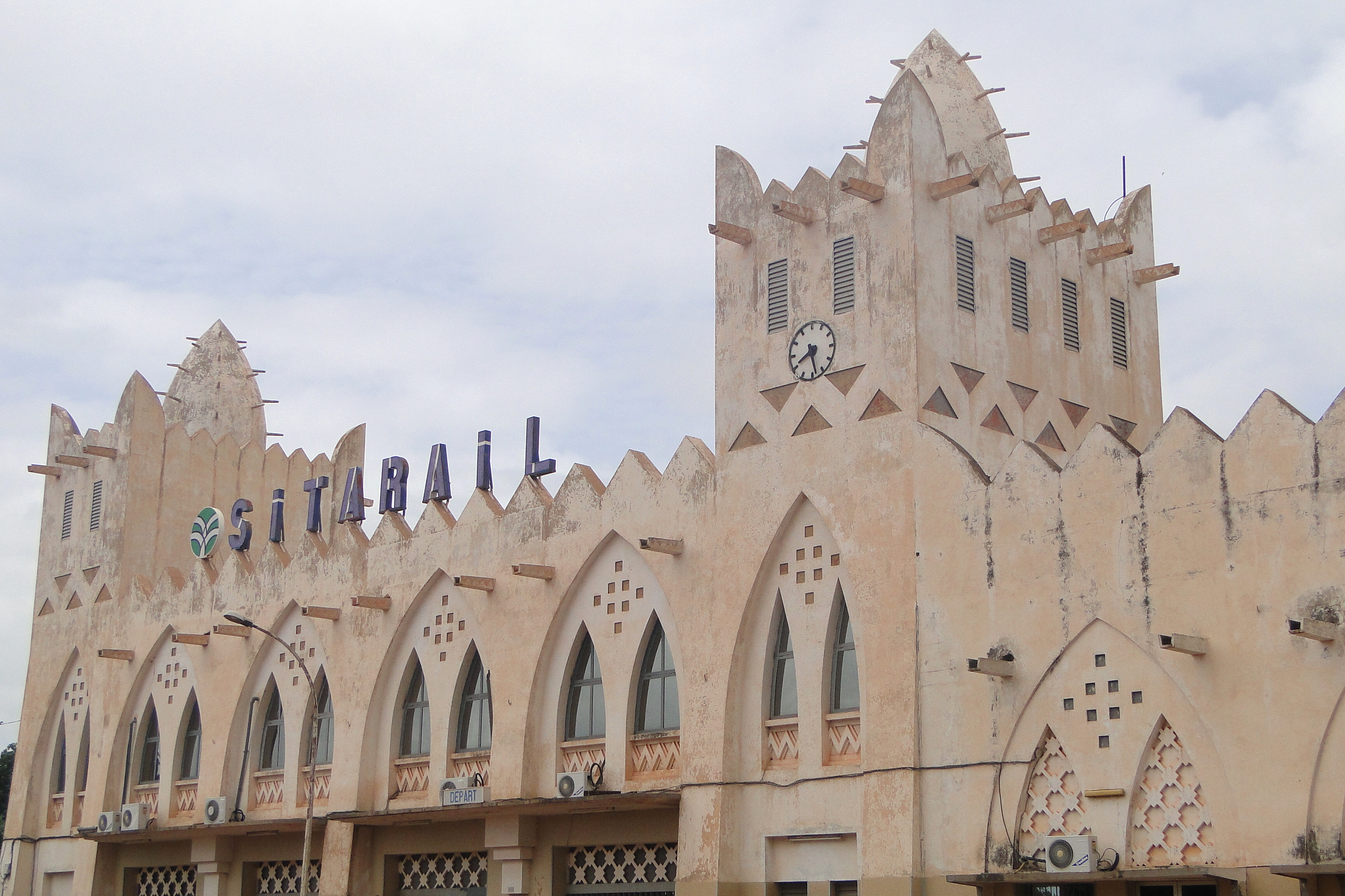 Stasiun kereta api di Bobo-Dioulasso dibangun pada era kolonial dan masih beroperasi.