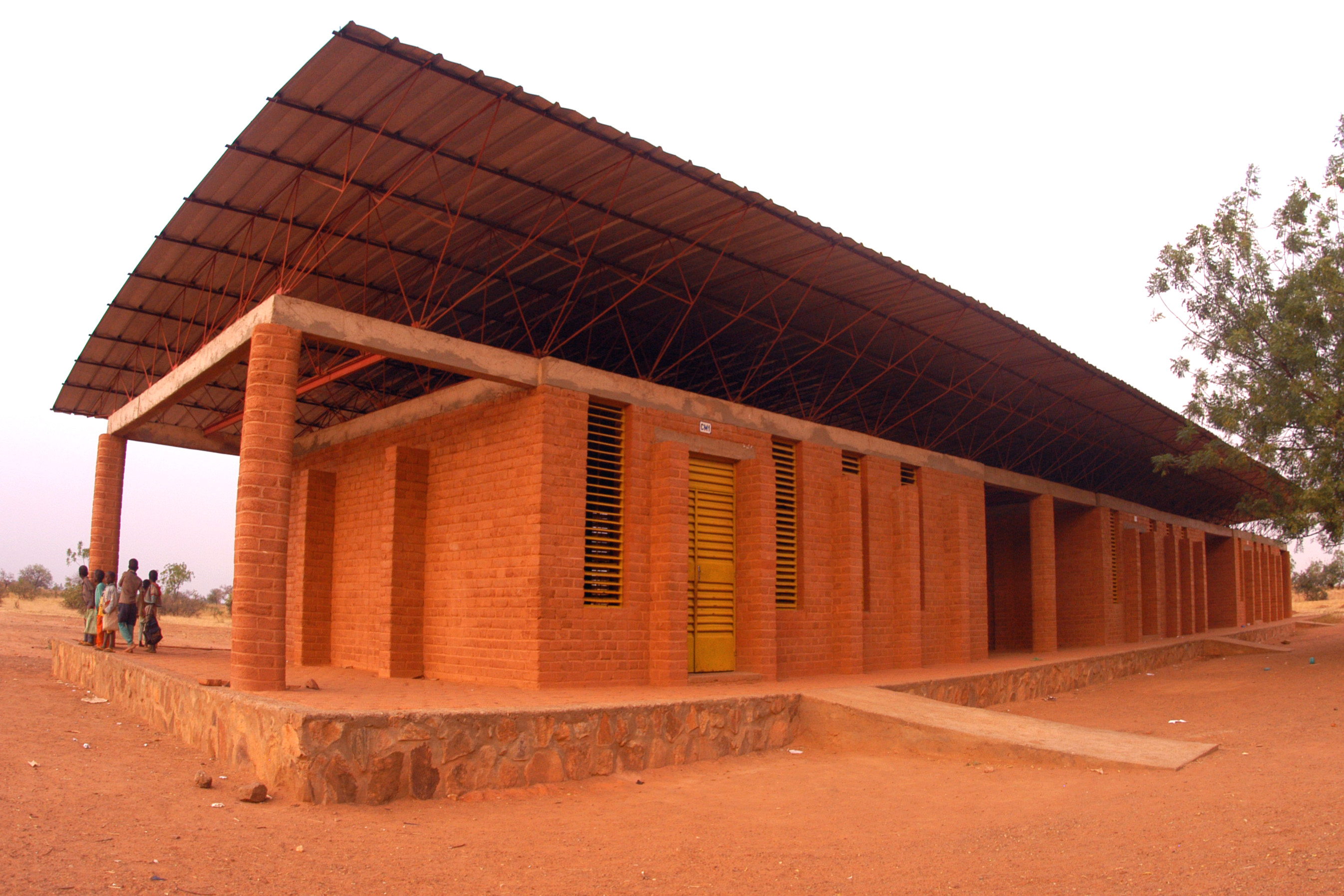 Sekolah dasar Gando. Arsiteknya, Diébédo Francis Kéré, menerima Penghargaan Aga Khan untuk Arsitektur pada tahun 2004.